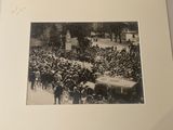 une photo montrant une grande foule de personnes rassemblées