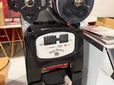 une machine posée sur une table dans une pièce