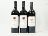 trois bouteilles de vin posées sur une table blanche