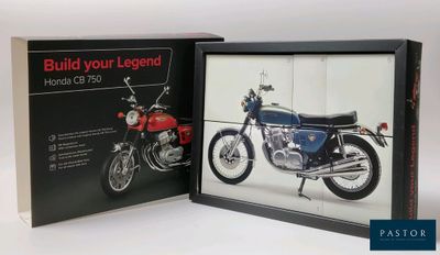une photo d'une photo représentant une moto dans une boîte