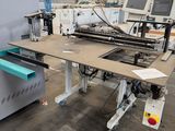 l'image d'une machine située à l'intérieur d'un bâtiment