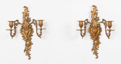 une paire d'appliques murales anciennes en laiton ornées d'oiseaux et de fleurs