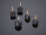trois paires de boucles d'oreilles noires et dorées ornées de pierres noires