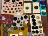 un plateau sur lequel se trouvent de nombreux boutons de toutes sortes