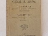 un vieux livre posé sur une table blanche recouverte de papier