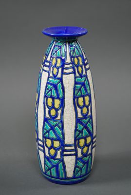 vase bleu et blanc orné d'un motif géométrique sur fond gris