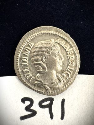 un gros plan d'une pièce de monnaie posée sur une feuille de papier