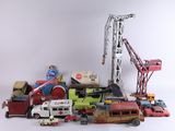 un tas de petites voitures et de camions, avec une grue en arrière-plan