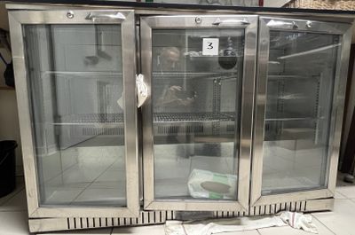 Tour réfrigéré METRO à trois portes vitrées. 88 X 135 X 50.
Vente