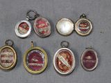 Plusieurs types de pendentifs sont présentés sur un fond gris