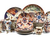plusieurs assiettes et tasses posées sur une table