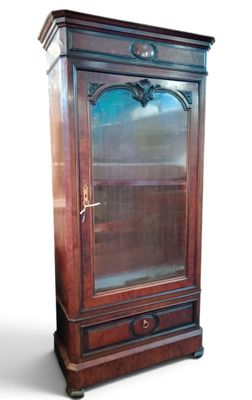 une photo d'une vitrine en bois avec des portes vitrées