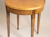 une image représentant une table ronde avec un plateau et des pieds en bois