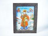 tableau représentant un homme tenant une croix, dans un cadre, sur fond blanc