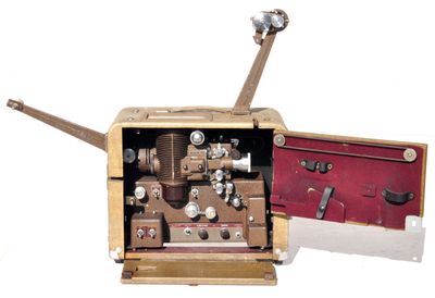 un projecteur de cinéma à l'ancienne avec un boîtier rouge