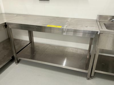 un plan de travail en acier inoxydable avec un évier dans une cuisine