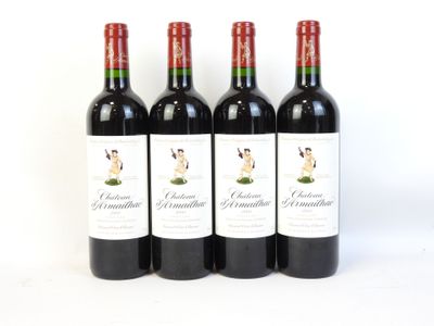 trois bouteilles de vin rouge posées l'une à côté de l'autre sur une surface blanche