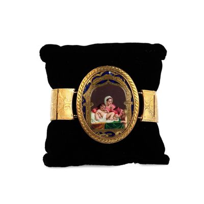 une image représentant un bracelet en or sur lequel figure le portrait d'une femme allongée sur un lit