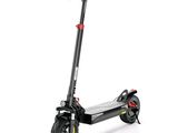 une image d'un scooter noir sur fond blanc