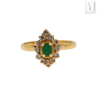 gros plan d'une bague en or avec une pierre verte