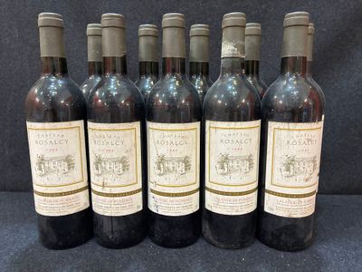 six bouteilles de vin sont alignées sur une table
