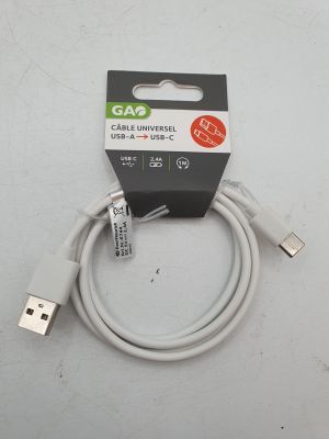 un gros plan d'un câble USB branché à un chargeur