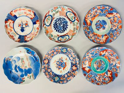 six assiettes ornées de motifs différents, posées sur un fond blanc