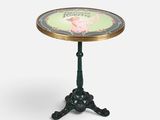 une petite table sur laquelle est posée la photo d'une femme