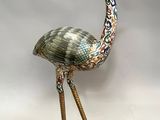 une statue représentant un oiseau perché sur un rocher