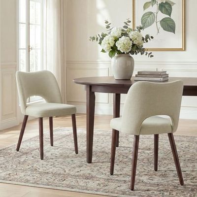 deux chaises et une table dans une pièce