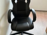 une chaise de bureau noire placée devant une fenêtre