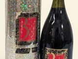 une bouteille de vin posée à côté d'un bidon