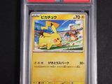gros plan d'une carte pokemon sur une surface noire
