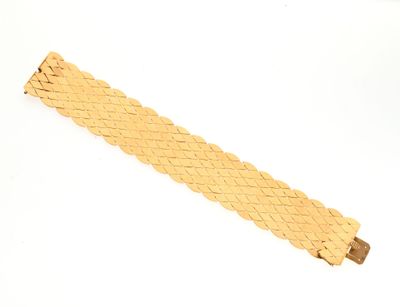 bracelet en cuir tressé sur fond blanc, muni d'un fermoir à clip