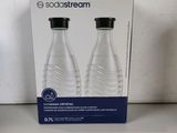 deux bouteilles d'eau posées l'une à côté de l'autre sur une table