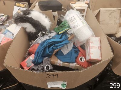 une boîte en carton remplie de vêtements et d'autres objets