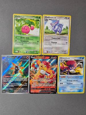 plusieurs cartes Pokémon empilées les unes sur les autres sur une table