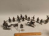 de nombreuses figurines de soldats et un crayon sur la table