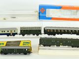 quatre modèles réduits de trains exposés dans une vitrine