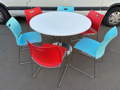 1 Table ronde plateau blanc Diam H 120 x H 77 cm piètement c…