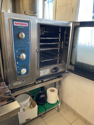 une image d'un four commercial dans une cuisine commerciale