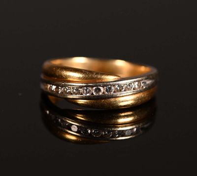 gros plan d'une bague en or avec des diamants sur une surface noire