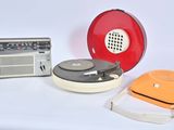 une radio, un tourne-disque et un lecteur de cassettes posés sur une table