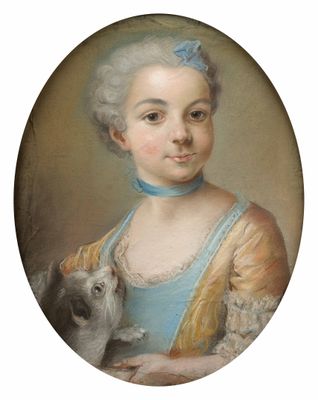 portrait d'une jeune fille en robe bleue tenant un chien dans ses bras