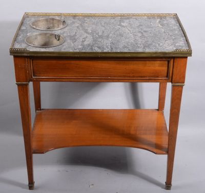 une vieille table en bois avec un plateau en marbre et un évier en métal