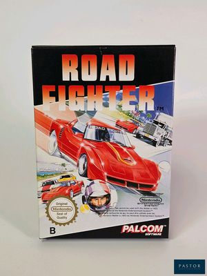 La boîte du jeu « Road Fighter » est représentée sur un fond blanc.