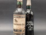 deux bouteilles de vin posées l'une à côté de l'autre sur une table