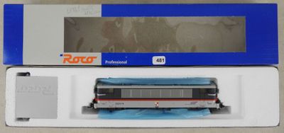 un petit train qui se trouve dans une boîte posée sur la table