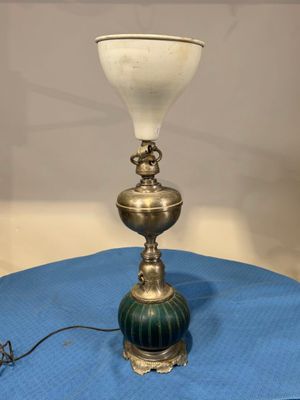 Lampe en céramique verte, la monture en métal et l'abat jour…