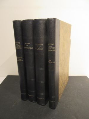 quatre livres noirs sont empilés les uns sur les autres sur une table